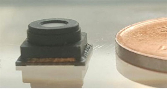 나노종기원과 나노람다코리아가 공동 상용화한 '초소형 디지털 나노 분광센서' 모습으로, 세계에서 가장 작은 분광센서로, 모바일 기기에 적용할 수 있다.  나노종기원 제공